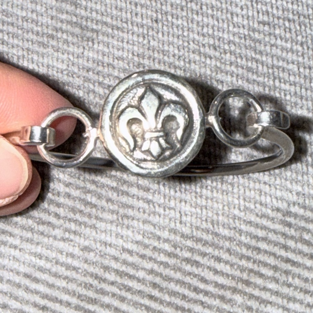 Elegant Fleur-de-Lis Bracelet